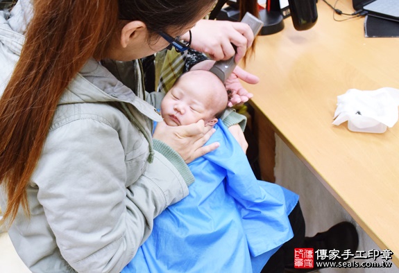 剃胎毛、滿月剃頭、嬰兒剃頭、嬰兒理髮、嬰兒剃髮、嬰兒剃胎毛、嬰兒滿月剃頭、寶寶剃頭、剃胎毛儀式、剃胎毛吉祥話、滿月剃頭儀式、滿月剃頭吉祥話、寶寶剃胎毛、寶寶滿月剃頭理髮、新北永和區剃胎毛、新北永和區滿月剃頭、新北永和區嬰兒剃頭剃胎毛、新北永和區嬰兒理髮、新北永和區嬰兒剃髮、梁寶寶(新北永和區嬰兒寶寶滿月剃頭理髮、免費嬰兒剃胎毛儀式吉祥話)。中國風會場，爸媽寶貝免費穿「日中韓」古裝禮服。專業拍照、DVD光碟、證書。★購買「臍帶章、肚臍章、胎毛筆刷印章」贈送：剃頭、收涎、抓周，三選一。2016.01.02 照片15